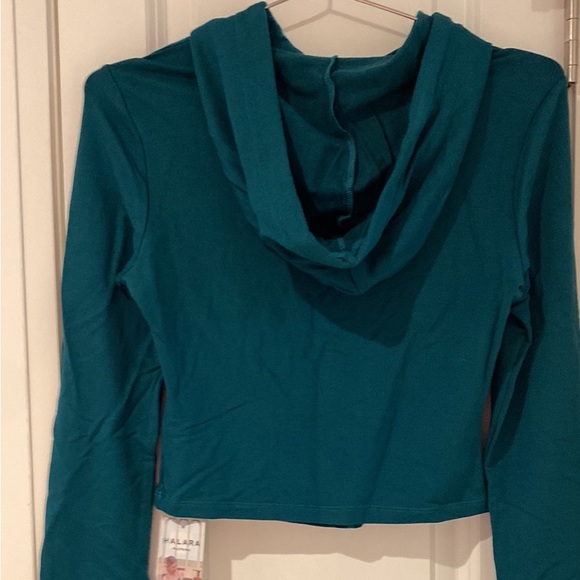 HALARA Hooded long sleeve Cut out crop top - Picture 5 of 5